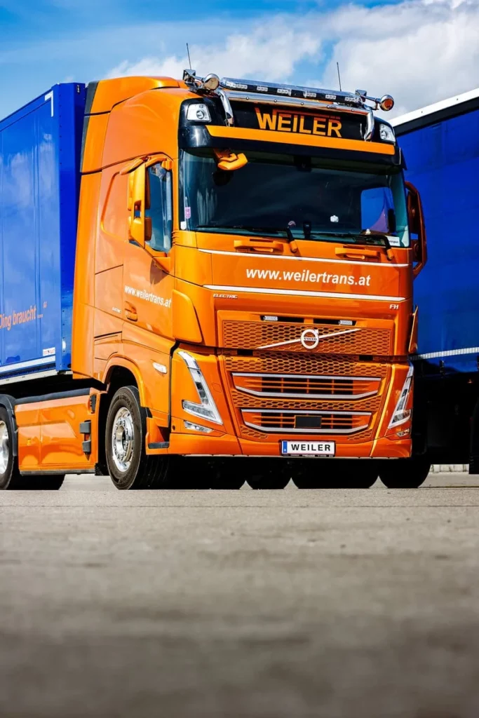 Oranger E-LKW der Weiler Transport- & Lagerlogistik GmbH